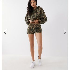 TRUE RELIGION | TRUE CAMO ZIP CROP HOODIE